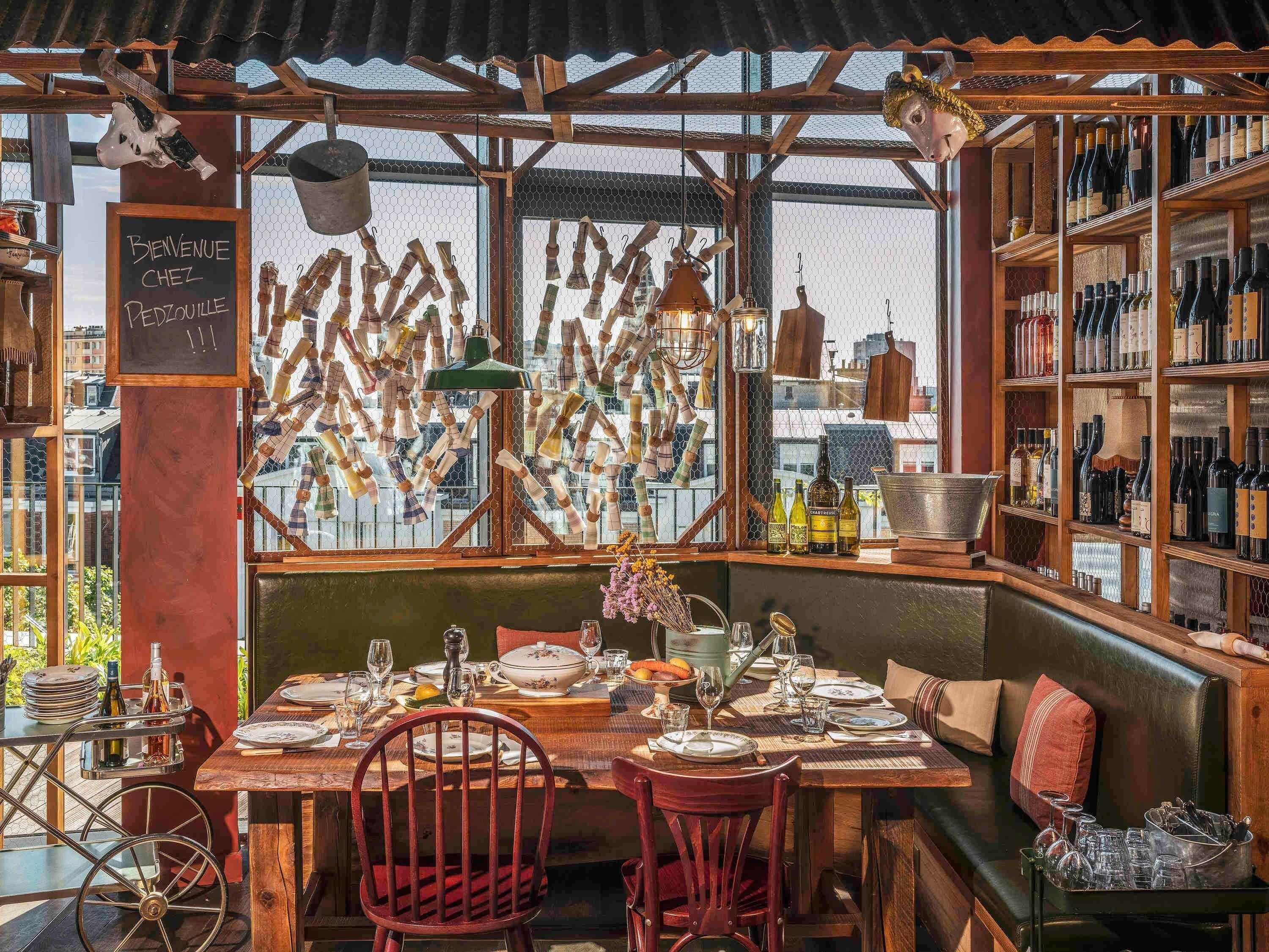 2 restaurants; ze serveren er lunch en diner 
