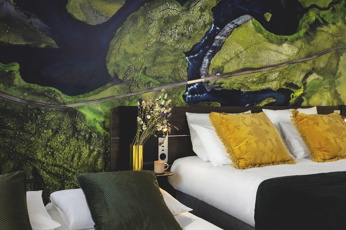 Familierom, 1 queensize-seng med sovesofa | Allergitestet sengetøy, memory foam-senger og safe på rommet