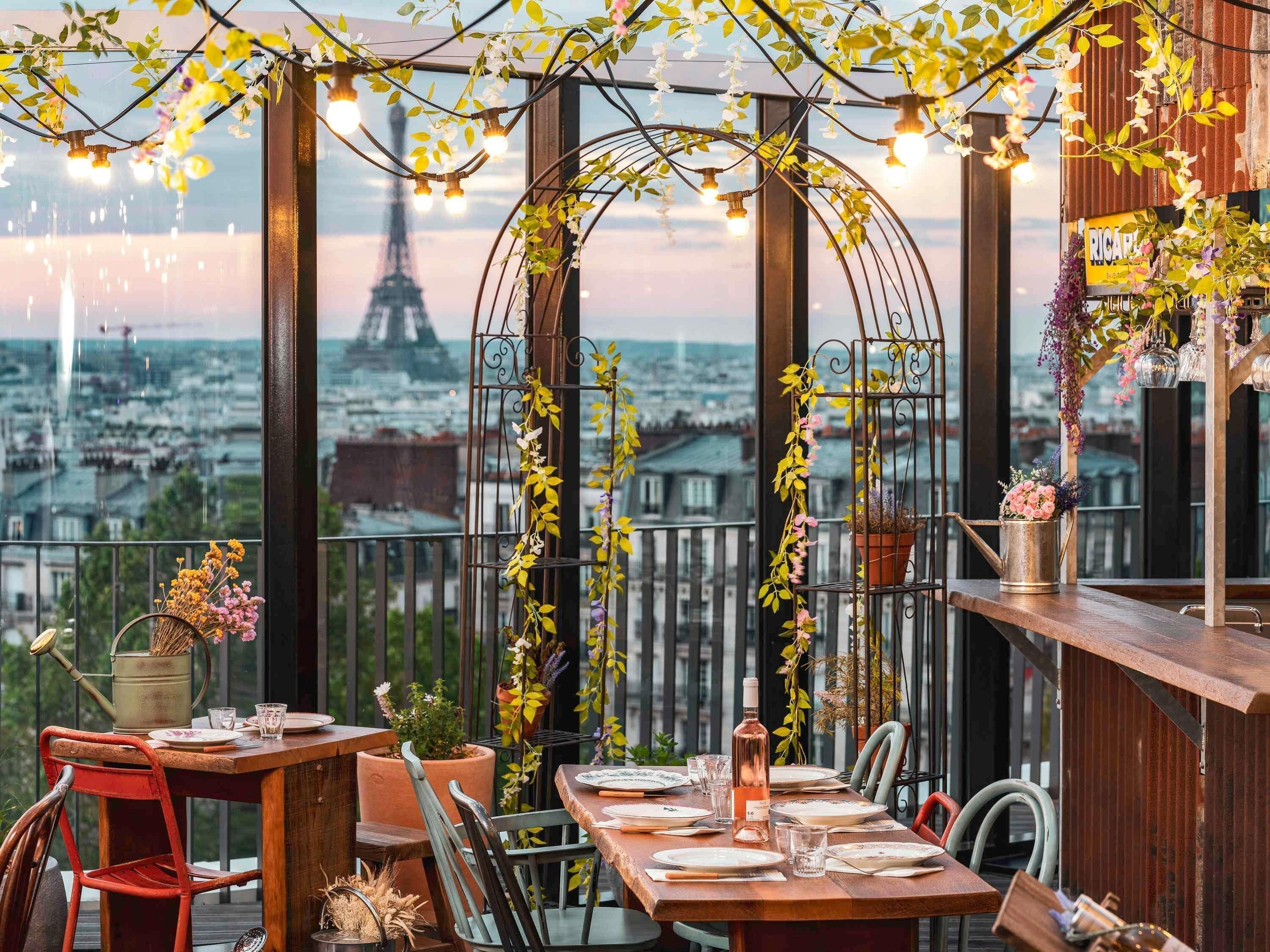 2 restaurants; lunch and dinner served