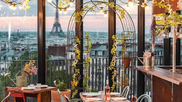 2 restaurants; lunch and dinner served