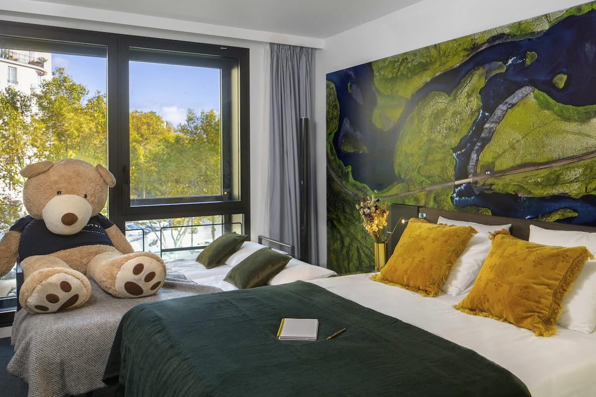 Hypo-allergenic bedding, memory-foam beds, in-room safe