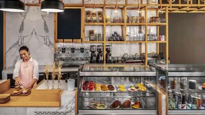 2 restaurants; lunch and dinner served - Novotel Paris Porte De Versailles (Paris)