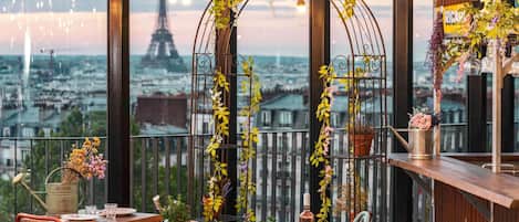 2 restaurants servant le déjeuner, spécialités Cuisine méditerranéenne