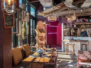2 Restaurants; Mittagessen und Abendessen werden serviert