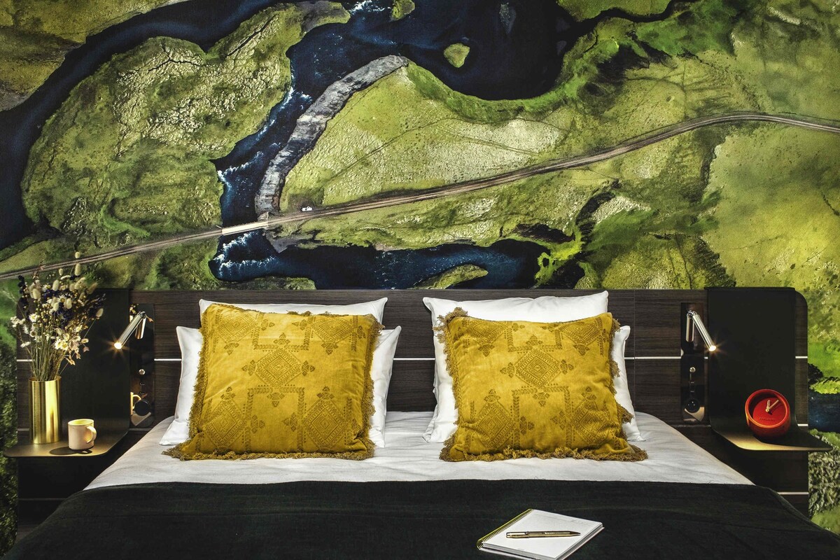 Classic Room, 1 King Bed | Hypo-allergenic bedding available, memory foam beds, in-room safe