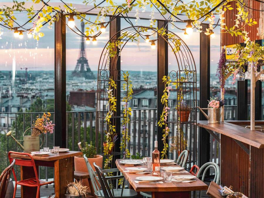 2 restaurants; lunch and dinner served