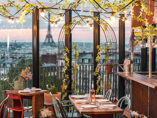 2 restaurants servant le déjeuner et le dîner
