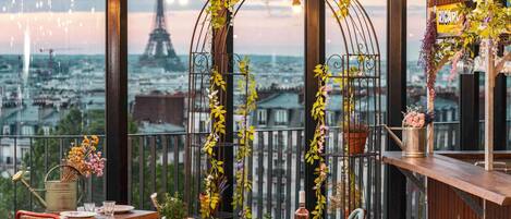 2 restaurants servant le déjeuner, spécialités Cuisine méditerranéenne