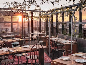 2 restaurantes; se sirven almuerzos, cenas y cocina mediterránea