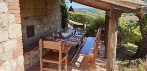 Outdoor dining - Delightful secluded Tuscan farmhouse with pool, near the hilltop town of Cetona. (Cetona, SI)
