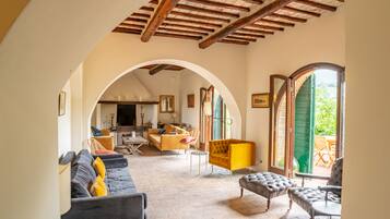 Smart-TV, Kamin, Tischtennisplatte, Bücher