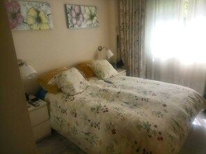 2 bedrooms, iron/ironing board, bed sheets, wheelchair access