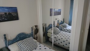 2 quartos, ferros/tábuas de passar roupa, roupa de cama