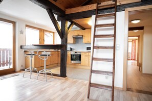 Gallery loft, sauna | Woonruimte | Een smart-tv en een open haard