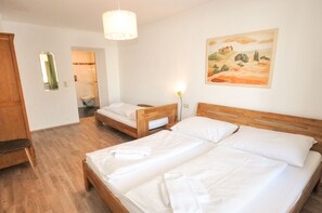 Panoramic Suite | Premium bedding, memory foam beds, iron/ironing board, cribs/infant beds - Lake View Lodges by we rent (Zell am See)