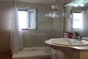 Shower, hair dryer, bidet, towels - Kasa Sunshine Algarve (Olhão)