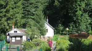 A pathway leading to a building with a sign reading "Neipretelange". - Haus Sonnenwalde - Familie Ruhe (Rohrbach)