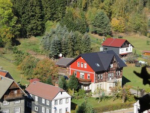 A residential area with houses featuring traditional architecture, surrounded by dense forest and greenery. - Haus Sonnenwalde - Familie Ruhe (Rohrbach)