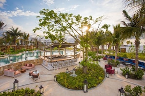 2 bars/lounges, een poolbar, een strandbar