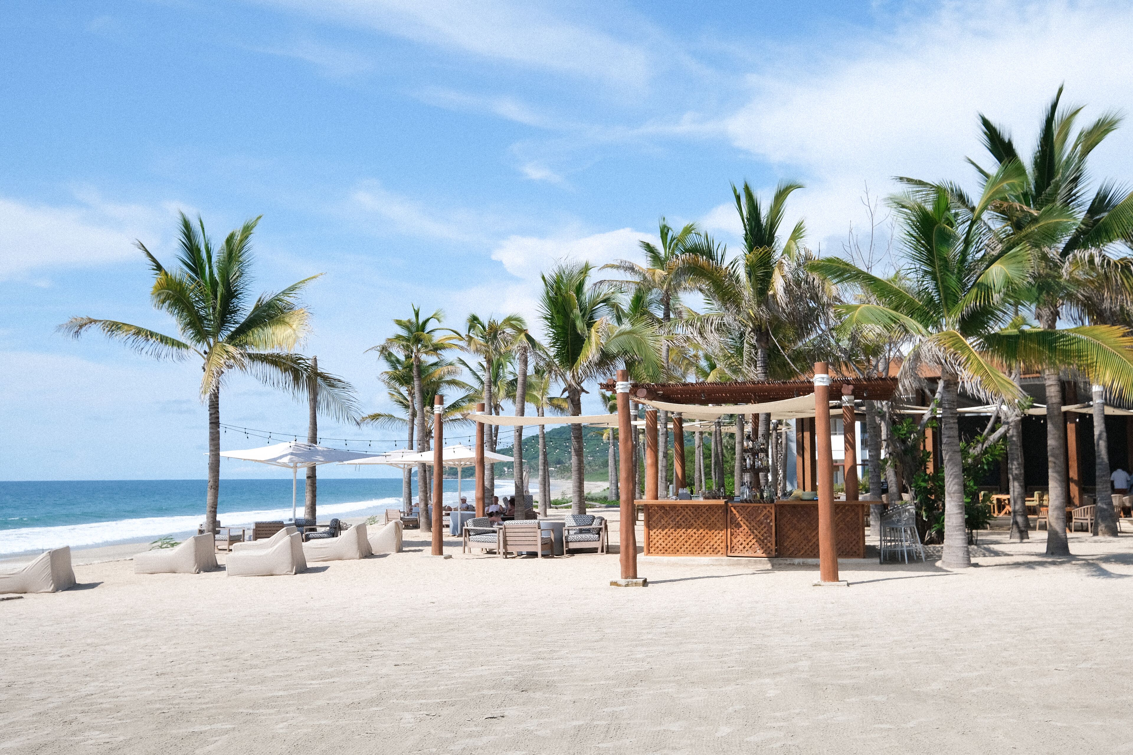 Privatstrand, Strandtücher, Yoga, Strandbar