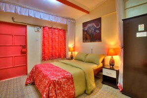 Quarto casal superior | Individualmente decorados, individualmente mobiliados, escrivaninha
