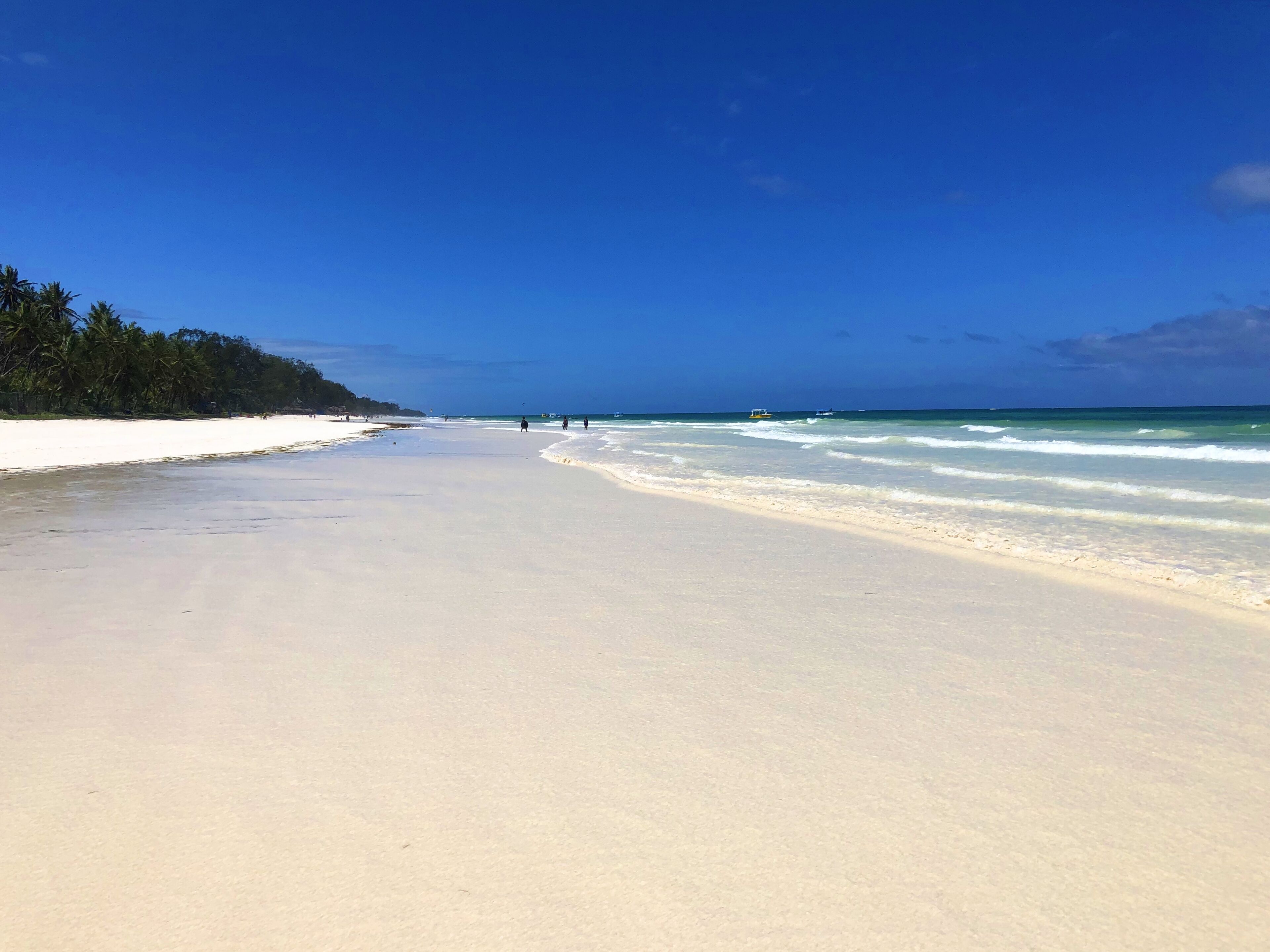 Beach nearby, sun-loungers, beach towels