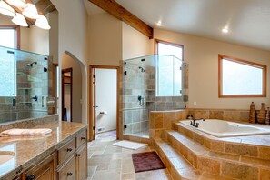 Ferienhaus, Mehrere Betten, Whirlpool, Bergblick | Badezimmer | Handtücher
