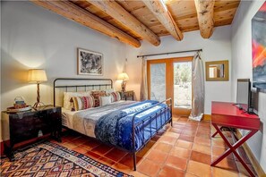 Premium bedding, pillowtop beds, individually decorated - Cielo Taos (Arroyo Hondo)