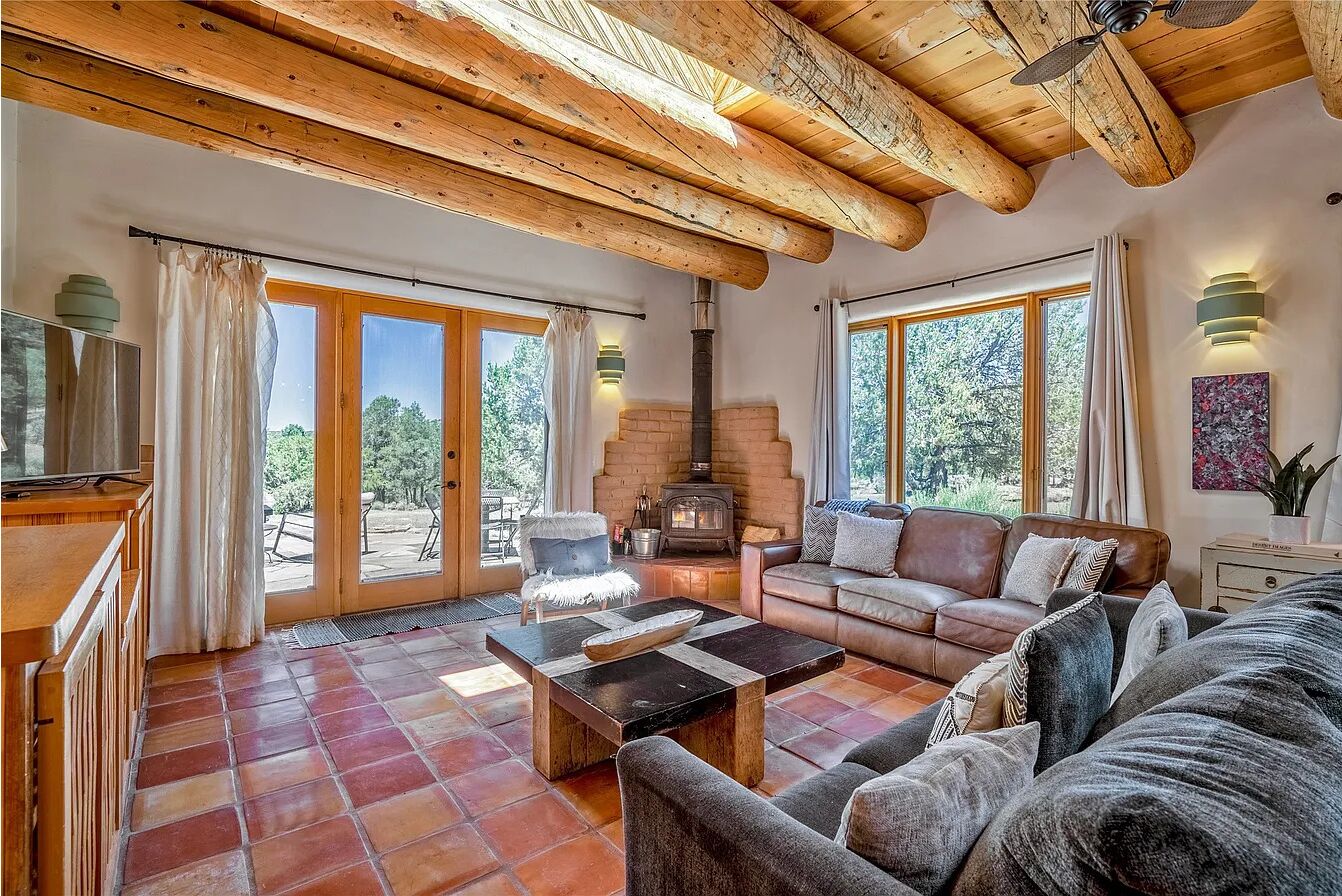 Family House, 2 Bedrooms, Pool Access, Mountain View | Living area | 32-inch Smart TV with digital channels, TV, Netflix