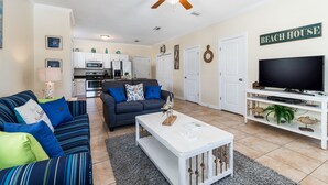 Apartment, Mehrere Betten, Balkon | Wohnzimmer