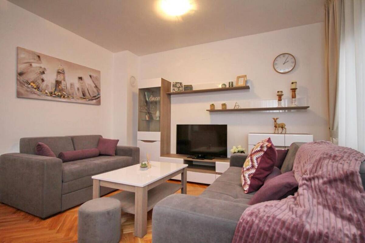 Departamento Confort | Área de sala de estar | Televisión de pantalla plana 