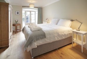 6 bedrooms, iron/ironing board, WiFi, bed sheets