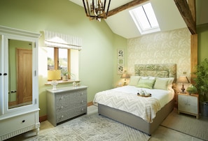 2 bedrooms, iron/ironing board, travel crib, internet