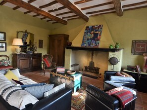 Een open haard en boeken