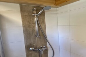 Combined shower/tub, toilet paper