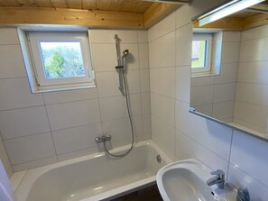 Combined shower/tub, toilet paper - Sonnenglück. Holiday in Austria, Italy & Slovenia! (Arnoldstein)