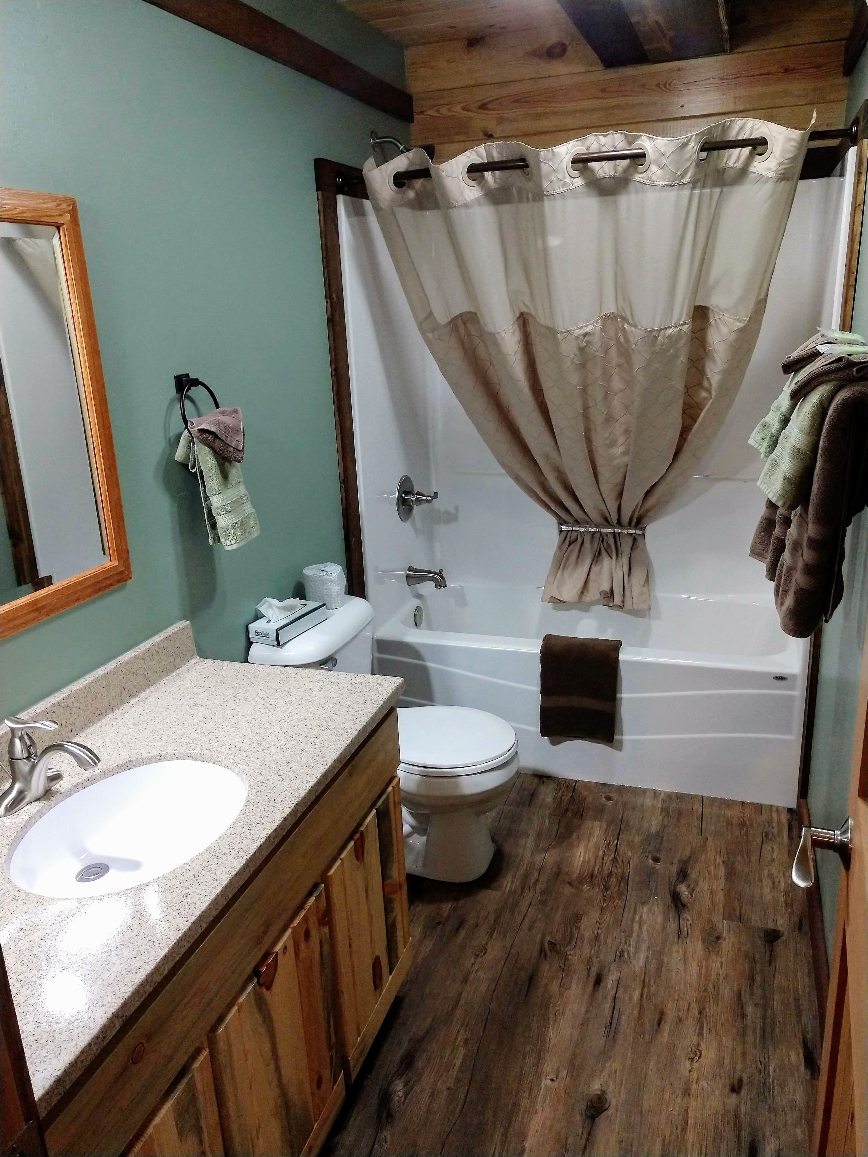 패밀리 캐빈, 침실 3개 | 욕실 | 샤워기/욕조 결합, 타월