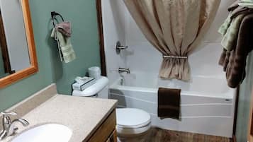 Chalet rustique familial, 3 chambres | Salle de bain | Ensemble baignoire-douche, serviettes fournies
