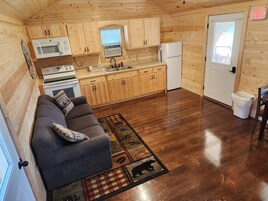 Honeymoon Cabin | Private kitchen | Microwave, oven, stovetop, dishwasher
