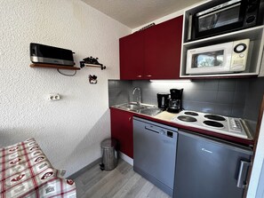 Réfrigérateur, micro-ondes, four, plaque de cuisson