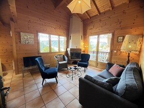 Televisión y chimenea 