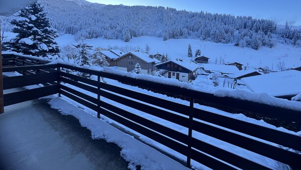 A snowy mountain landscape with houses and a forest. - ABRICOT - Apartment in a chalet with a terrace and mountain views - Garage (La Clusaz)