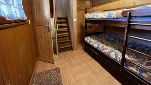 A bunk bed room with a wooden ladder and a small rug on the floor. - ABRICOT - Apartment in a chalet with a terrace and mountain views - Garage (La Clusaz)