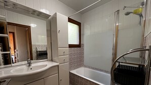A bathroom with a sink, mirror, cabinet, shower, and a window. - ABRICOT - Apartment in a chalet with a terrace and mountain views - Garage (La Clusaz)