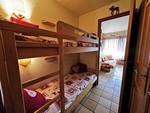 1 dormitorio y tabla de planchar con plancha