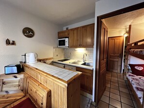 Jääkaappi, uuni, astianpesukone, kahvin-/teenkeitin