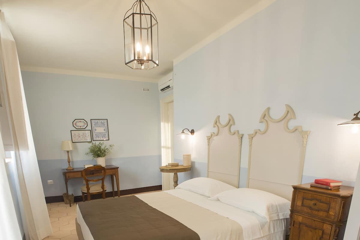 Phòng đôi phong cách cổ điển, quang cảnh vườn | Bộ đồ giường cao cấp, chăn bông, nệm có lớp đệm bông, minibar