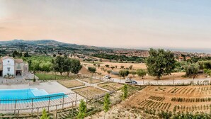 A large building with a swimming pool, surrounded by agricultural fields and a mountainous landscape. - Villa Sant'Angelo (Alba Adriatica)