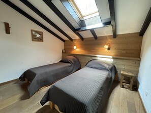 3 chambres, bureau, fer et planche à repasser