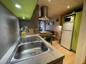 Réfrigérateur, micro-ondes, four, plaque de cuisson